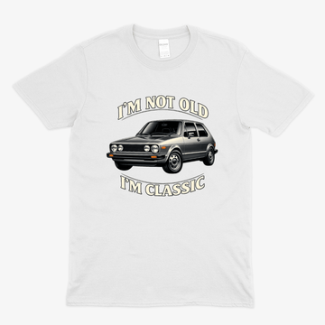 Weißes T-Shirt mit Vintage-Design eines schwarzen Golf 1 und dem Spruch Im Not Old Im Classic von True Insights.
