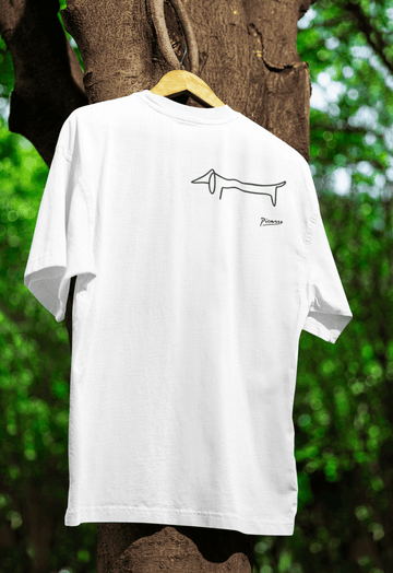 Weißes T-Shirt mit minimalistischer Dackel-Linie und Picasso-Signatur im Line-Art-Stil für Kunstliebhaber und Hundefreunde.