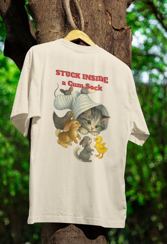 „Stuck Inside a Sock“ T-Shirt – Surrealer Retro-Katzen-Humor mit Animal Wholesome Twist
