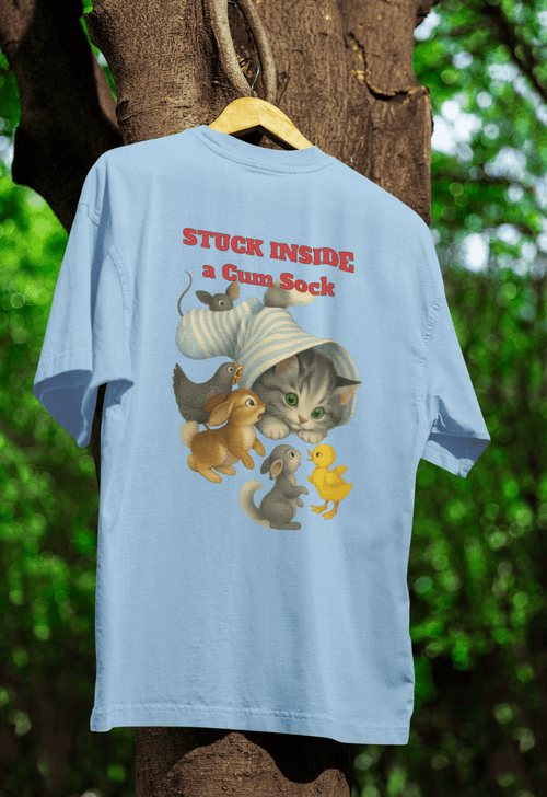 Hellblaues T-Shirt mit Schriftzug Stuck-Inside-a-Gum-Sock und surrealen Tieren im Kinderbuch-Illustration-Stil für Humorfans.