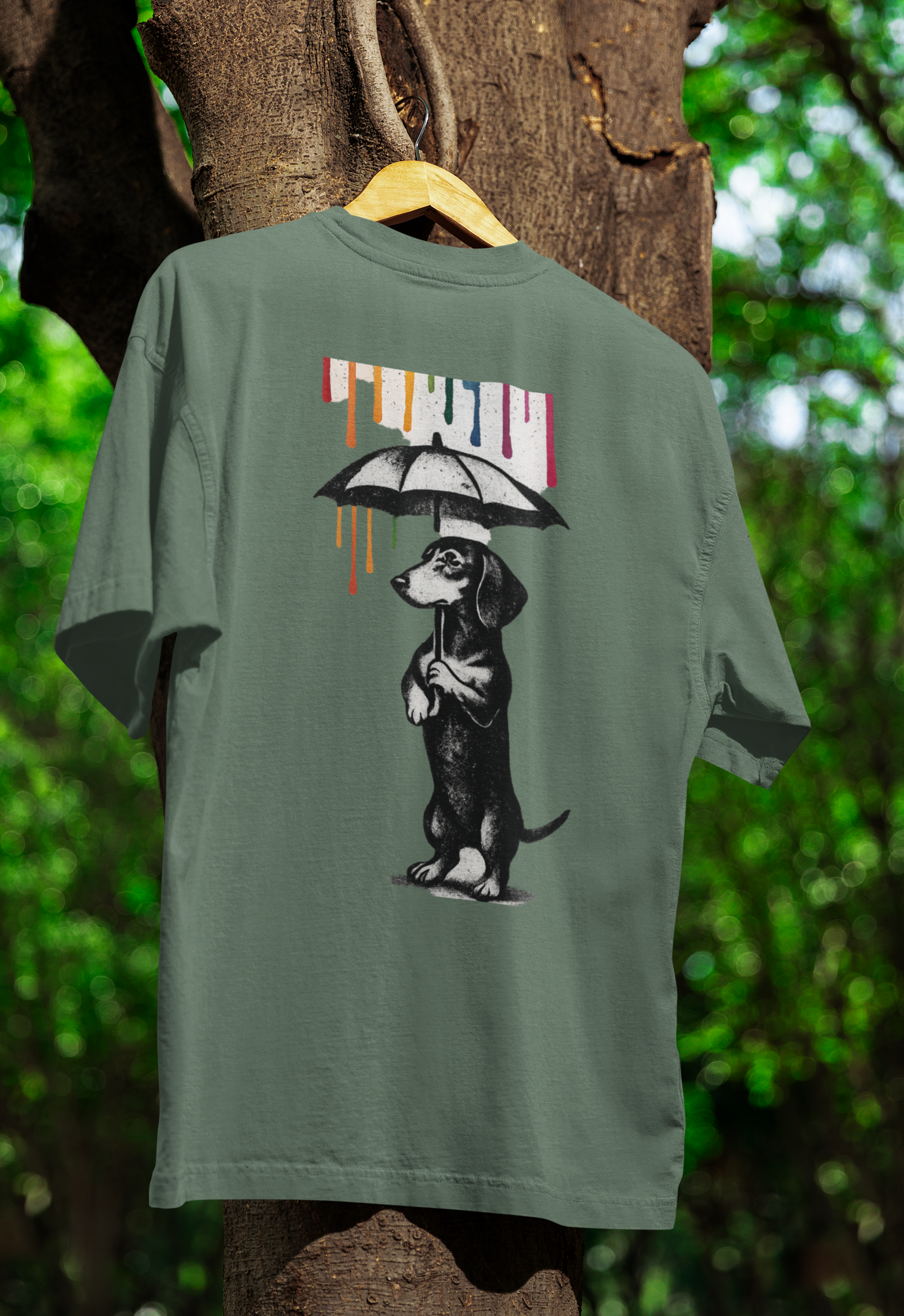 Dackel „Color Rain“ T-Shirt | Urban Street-Art Hund mit Regenschirm | Buntes Kunst-Statement für Mode & Humor