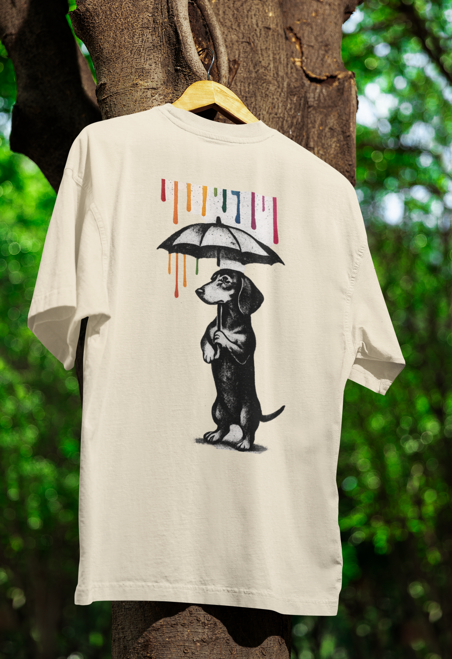 Dackel „Color Rain“ T-Shirt | Urban Street-Art Hund mit Regenschirm | Buntes Kunst-Statement für Mode & Humor