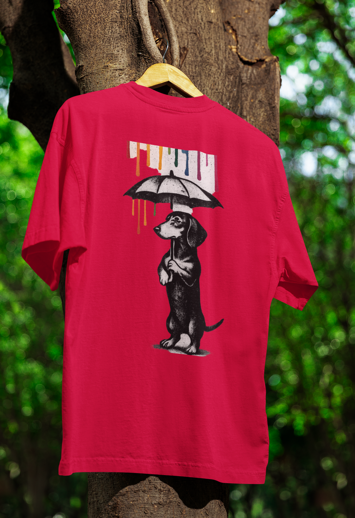 Dackel „Color Rain“ T-Shirt | Urban Street-Art Hund mit Regenschirm | Buntes Kunst-Statement für Mode & Humor