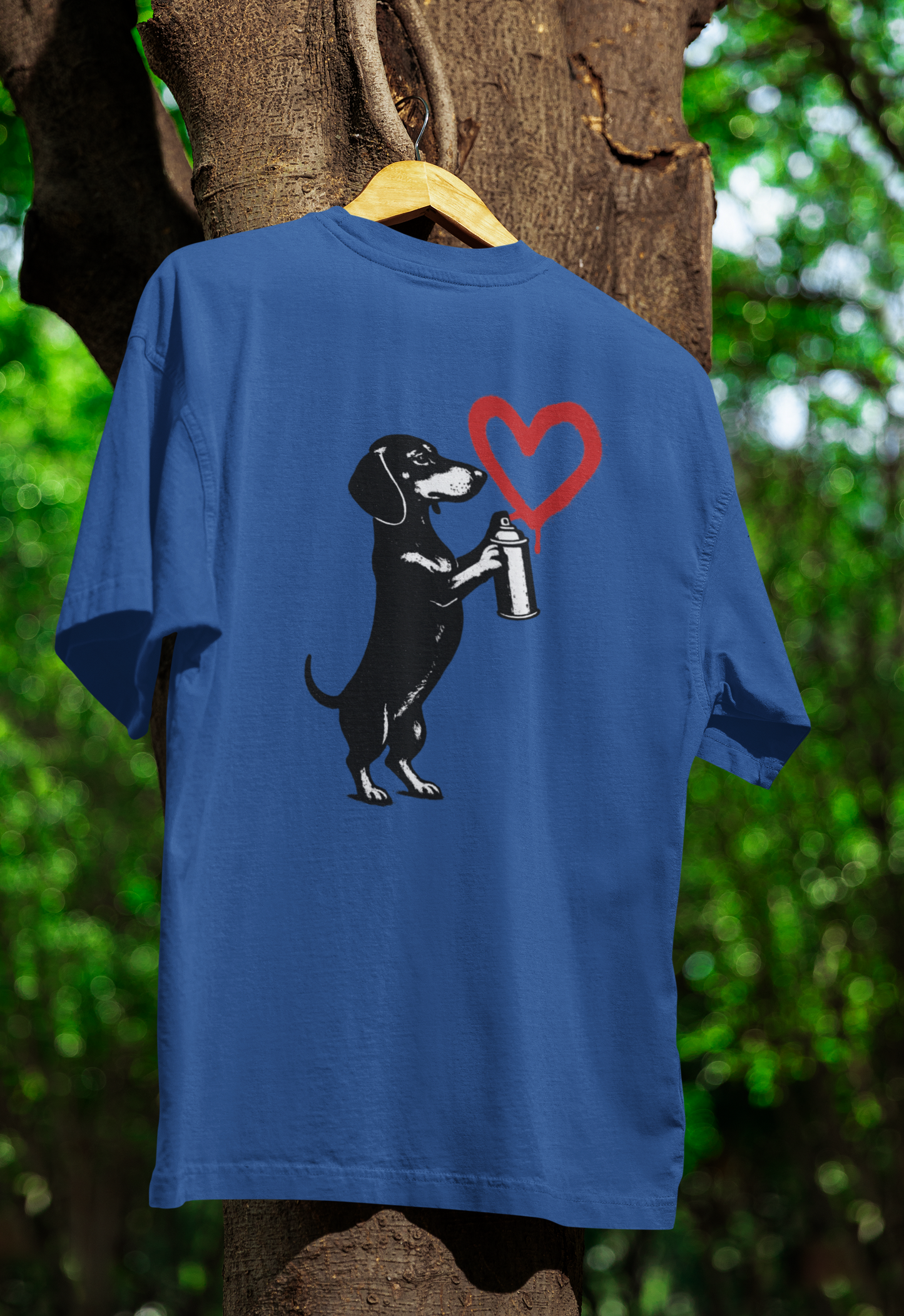Dackel „Love Graffiti“ – Urban Street-Art T-Shirt voller Herz & Humor