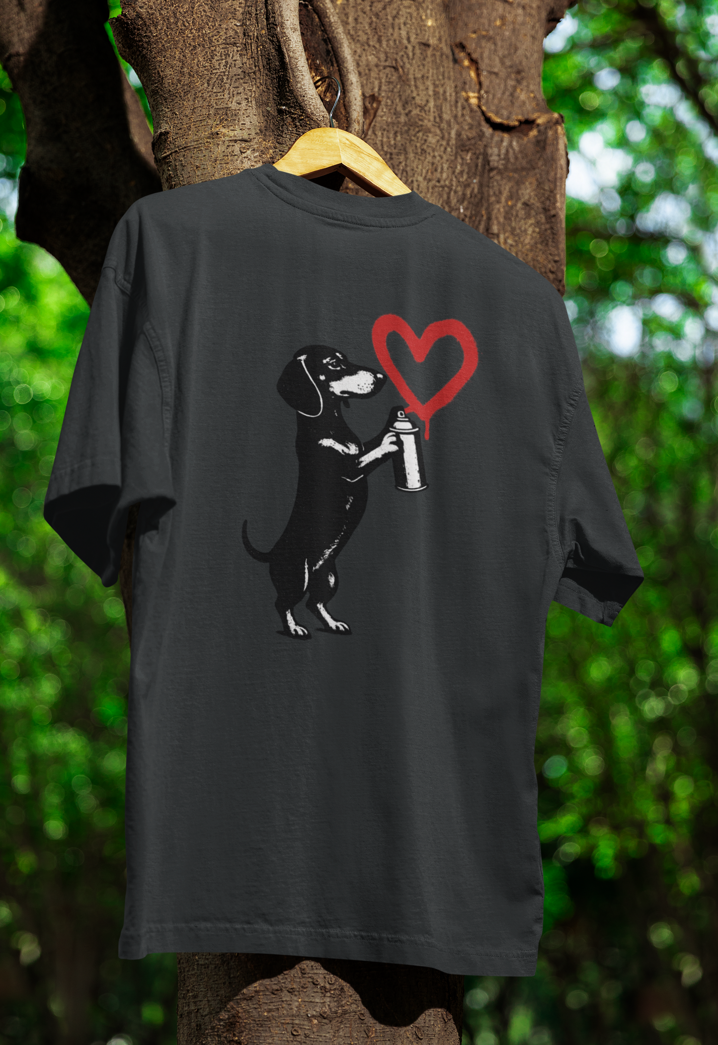 Dackel „Love Graffiti“ – Urban Street-Art T-Shirt voller Herz & Humor