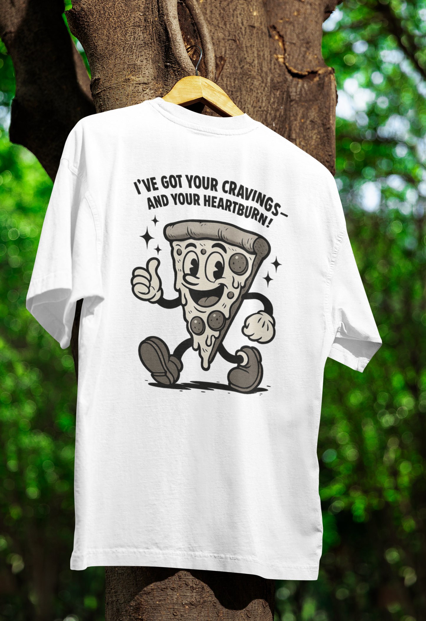 „Pizza Satire T-Shirt – Lustiges Retro Cartoon Shirt mit Spruch ‚Cravings & Heartburn‘-T-Shirt-True Insights