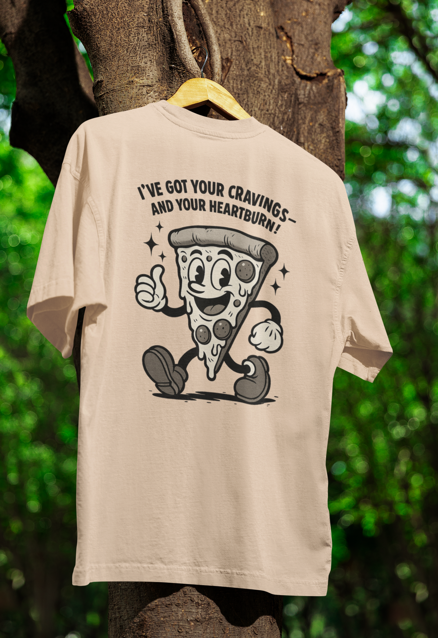 „Pizza Satire T-Shirt – Lustiges Retro Cartoon Shirt mit Spruch ‚Cravings & Heartburn‘-T-Shirt-True Insights