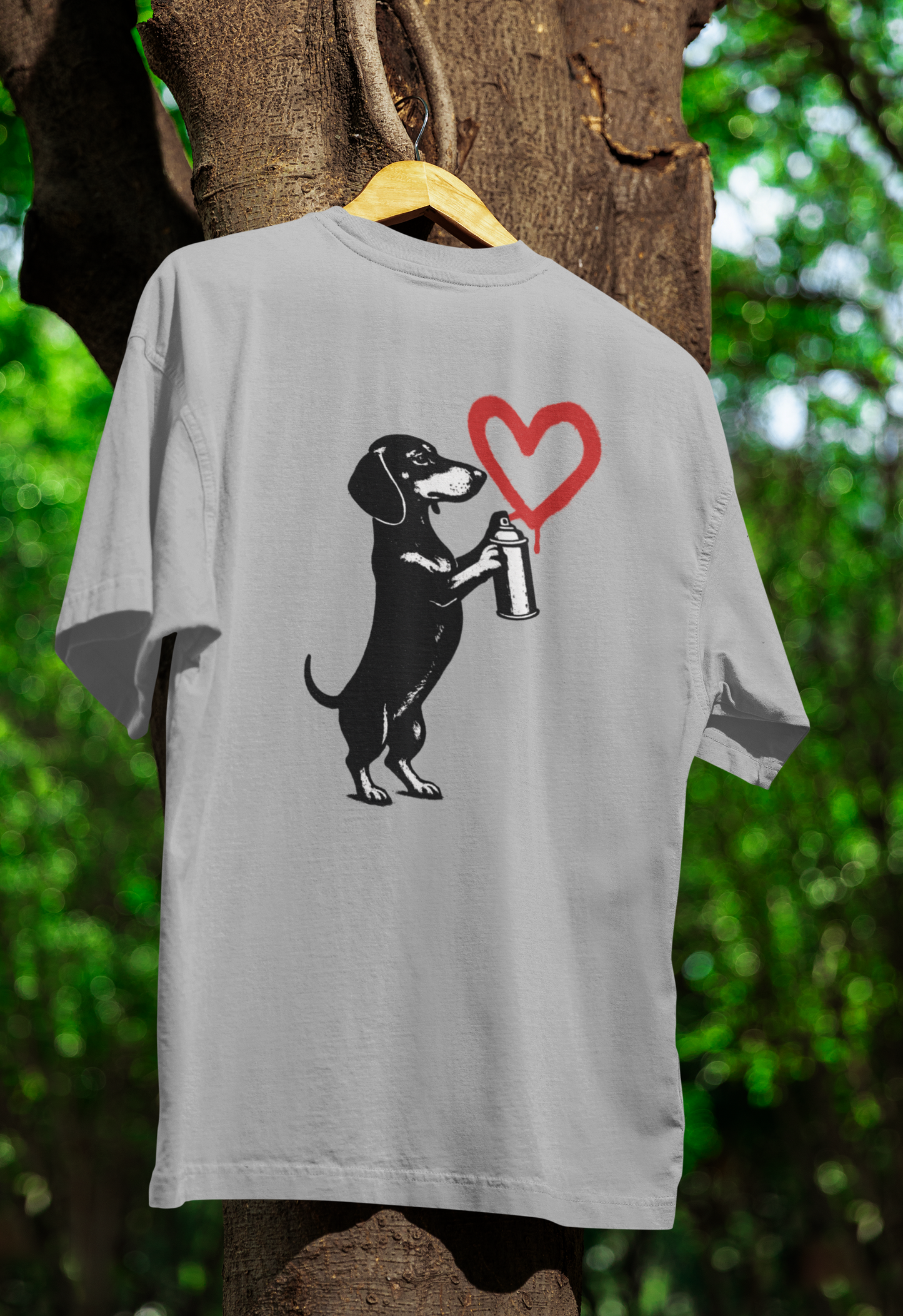 Dackel „Love Graffiti“ – Urban Street-Art T-Shirt voller Herz & Humor