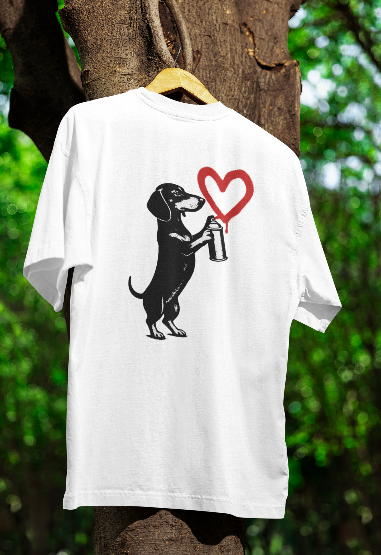 Dackel „Love Graffiti“ – Urban Street-Art T-Shirt voller Herz & Humor