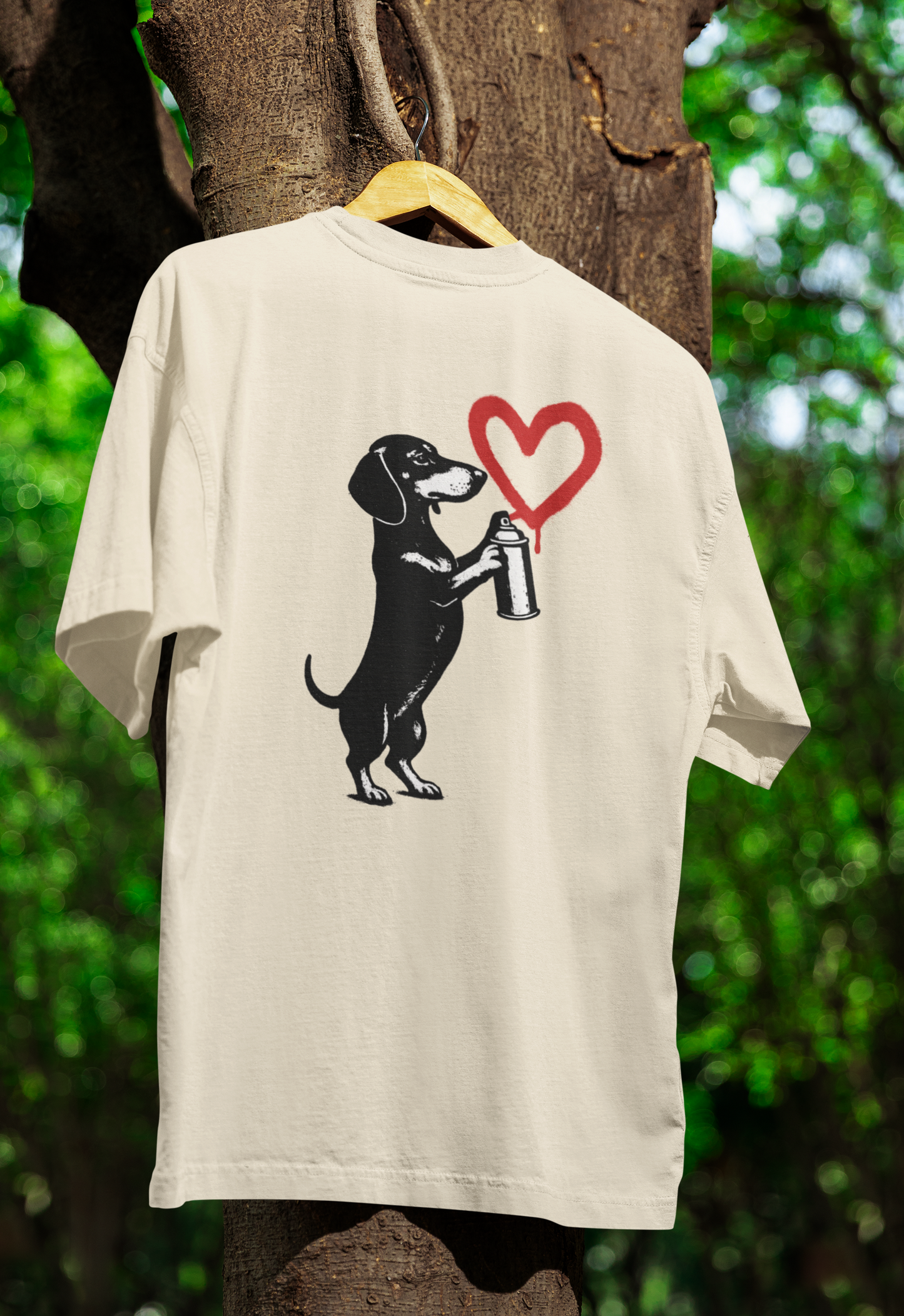 Dackel „Love Graffiti“ – Urban Street-Art T-Shirt voller Herz & Humor