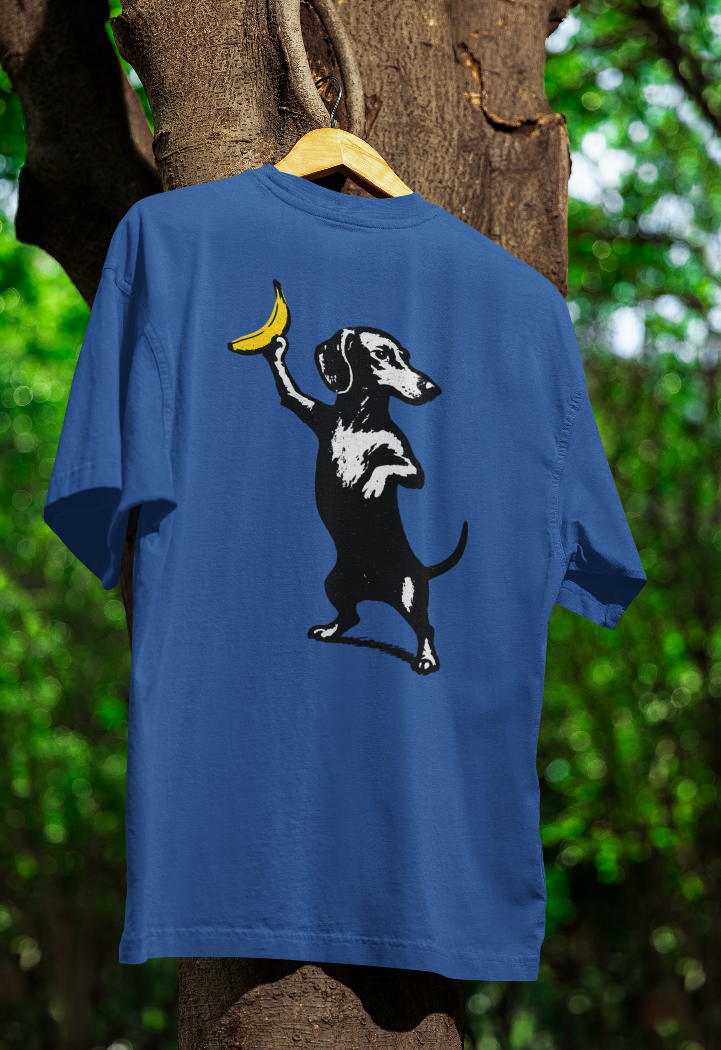 Dackel mit Banane – Satirisches Street-Art T-Shirt