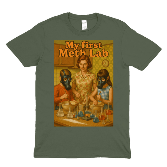 Khaki T-Shirt mit Schriftzug My-First-Meth-Lab im Retro-Horror-Meme-Stil fuer Gesellschaftskritiker.