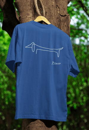 Dunkelblau T-Shirt mit minimalistischer Dackel-Linie im Picasso-Stil und Hand-Lettering für Kunstliebhaber und Hundefreunde.