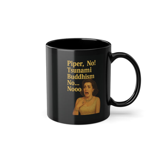 Zeigt eine schwarze Keramiktasse mit Aufdruck „Piper, no!“ in Frontansicht auf weißem Hintergrund von True Insights.