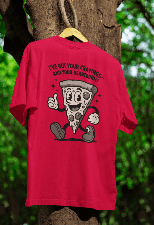 Rotes T-Shirt mit Pizzamotiv und Schriftzug Ich-habe-deine-Gelüste-und-dein-Sodbrennen im Retro-Cartoon-Stil für Foodie-Liebhaber.