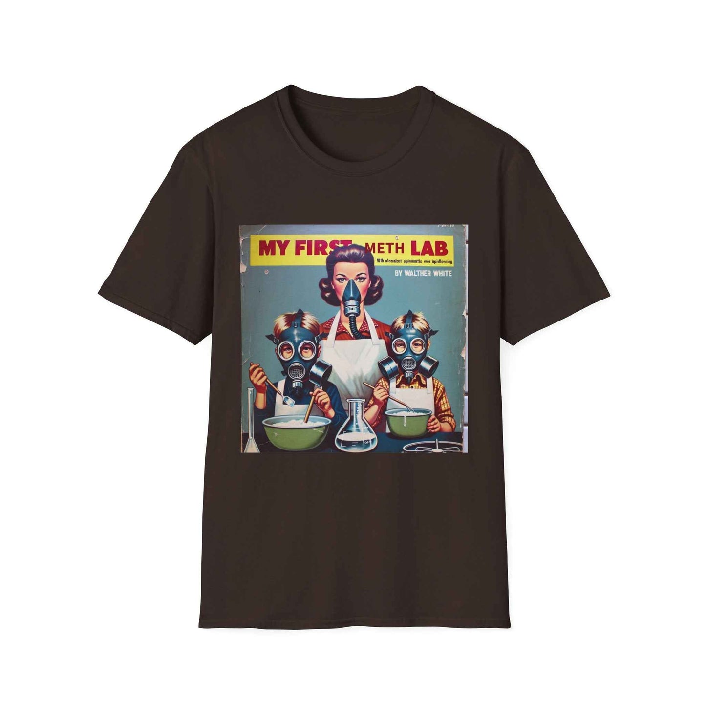 Nahaufnahme des Retro My First Meth Lab T-Shirts in dunkelgrau mit witzigem Aufdruck, präsentiert von True Insights