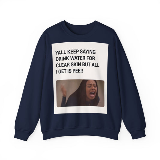 Sweatshirt – Sarkastisches Meme-Sweatshirt – „Drink Water for Skin… all I get is Pee!“ | True Insights Design mit Humor
