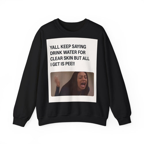 Sarkastisches Meme-Sweatshirt – „Drink Water for Skin… all I get is Pee!“