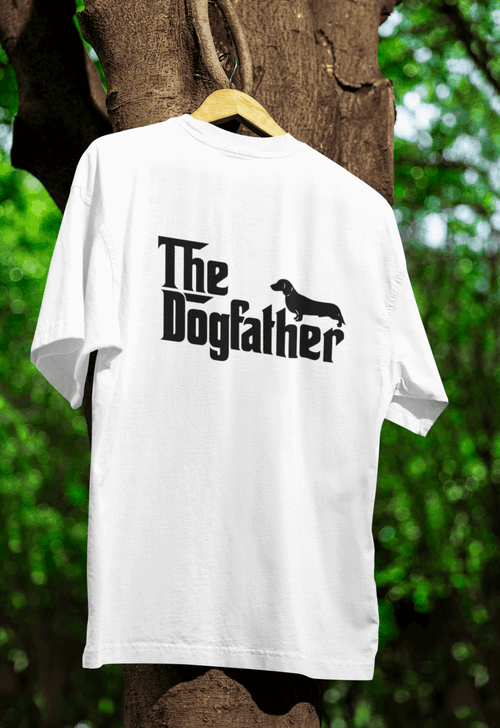 Weißes T-Shirt mit Schriftzug The-Dogfather und Dackel-Silhouette im Mafia-Parodie-Stil für Hundeliebhaber.
