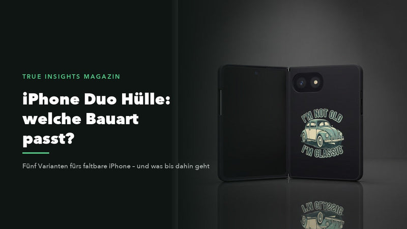 Halb aufgeklapptes iPhone Duo mit schwarzer Hülle und VW-Käfer-Aufdruck „I'm Not Old, I'm Classic“, Studioaufnahme vor dunklem Hintergrund