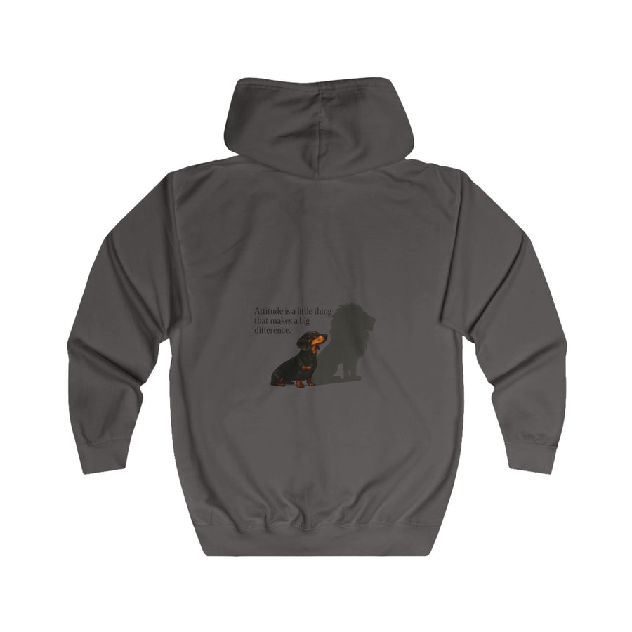Dackel mit Spruch Zip-Hoodie – „Attitude is a little thing…“ Dackel mit Löwen-Schatten