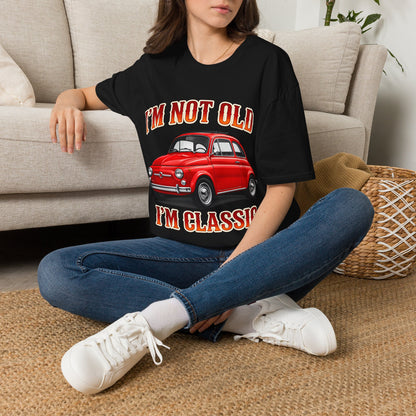 True Insights Retro T-Shirt mit rotem Oldtimer, Lifestyle Aufnahme im Vintage Stil