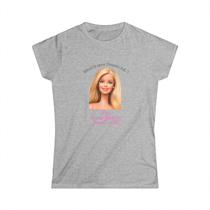 Damen Shirt 'In my dreams I don't work' - Lustiges Anti-Arbeit Statement Shirt mit Puppenkopf-Motiv für faule Tage