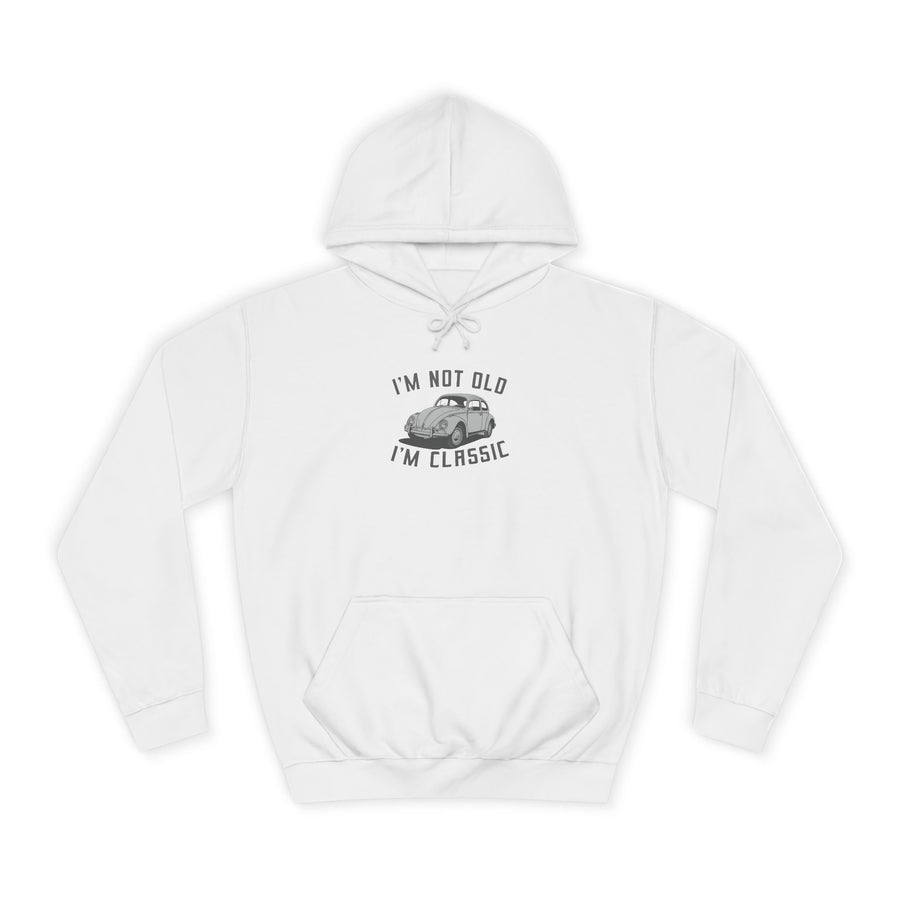 Hoodie mit Vintage-VW-Käfer-Motiv – „I'm Not Old I'm Classic“ – Arctic White – Vorderseite