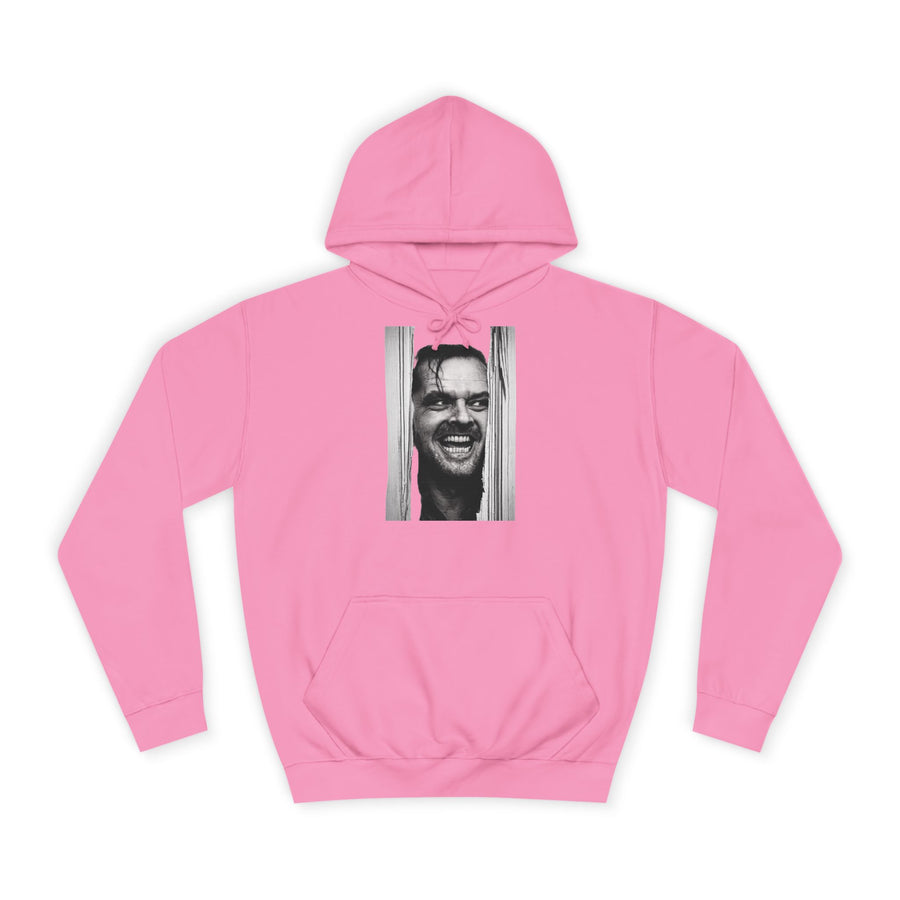 Rosafarbener Kapuzenpullover mit schwarzweißem Porträt eines Mannes zwischen Holzleisten.