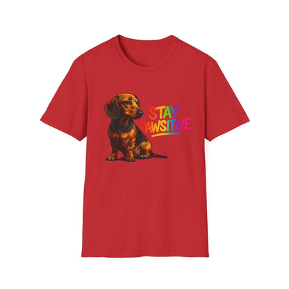 Rotes T-Shirt mit Dackel und Schriftzug Stay-Pawsitive in regenbogenfarbigen Lettern im Pop-Art-Stil fuer Hundeliebhaber.