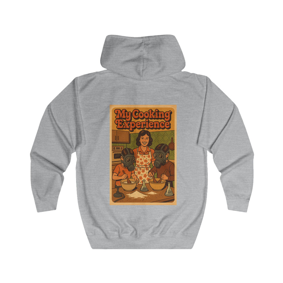 True Insights My First Cooking Experience Zip-Hoodie – Retro-Motiv mit Gasmasken in der Küche