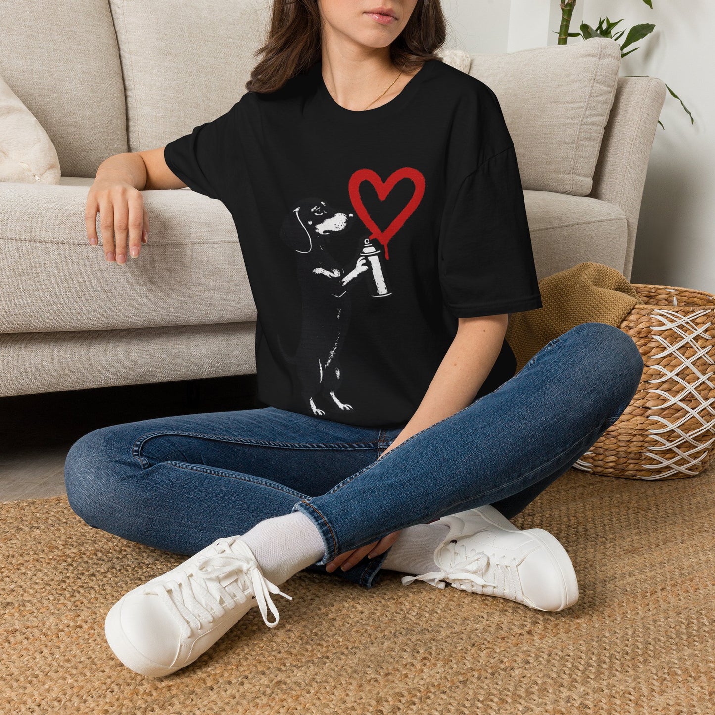 Dackel mit Sprühdose Herz T-Shirt Unisex – Street Art Graffiti Hund Motiv, perfektes Geschenk für Dackelliebhaber & Valentinstag