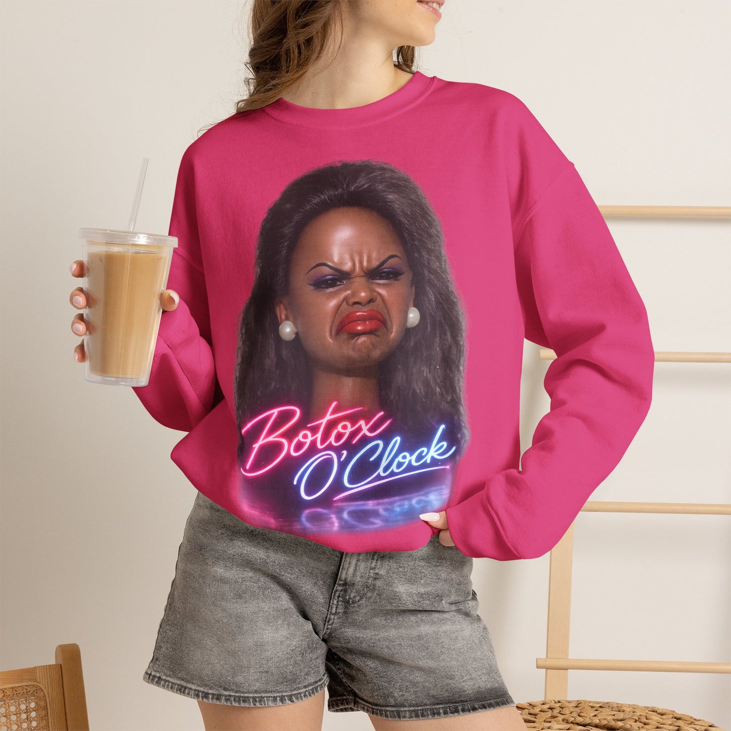 Botox O'Clock T-Shirt Damen Herren – Lustiges Neon Meme Statement Shirt Geschenk für Beauty Fans