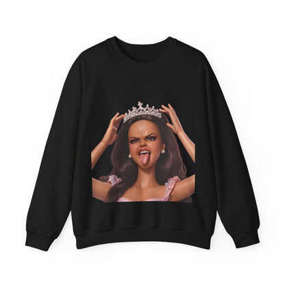 Barbicore Sweatshirt – Freches Doll-Motiv mit Tiara & Zunge raus | Pinkes Puppen-Design für Fans, Ironie & Statement-Fashion