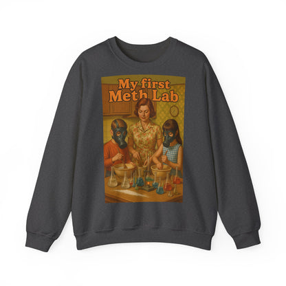 Sweatshirt – „My First Meth Lab“ Sweatshirt – Schwarzer Humor im Retro-Stil | True Insights Design mit Humor
