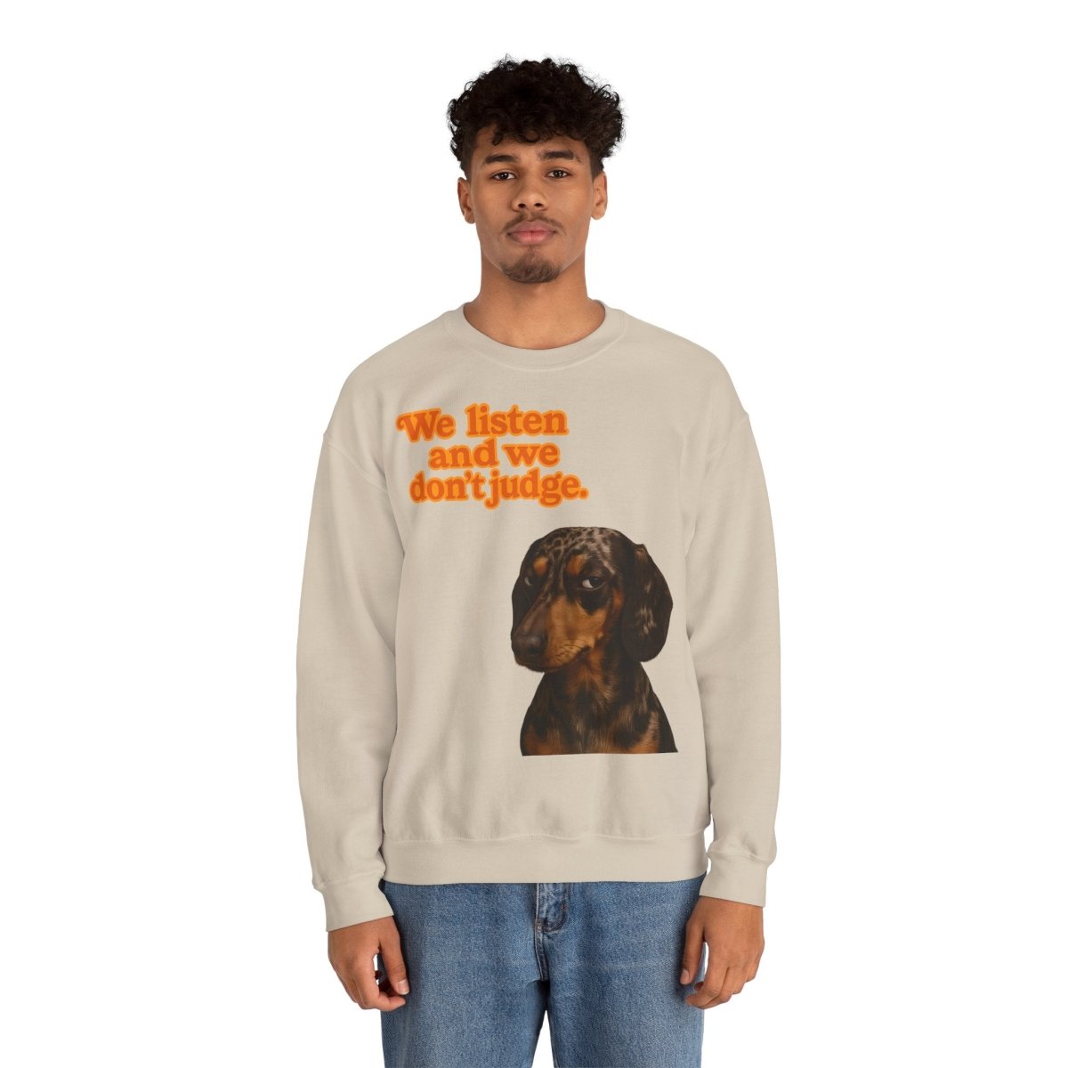Dackel-Sweatshirt mit Retro-Print & dem Spruch „We listen and we don’t judge.“ Für Hundefans mit Humor – bequem, warm & voller Charakter.