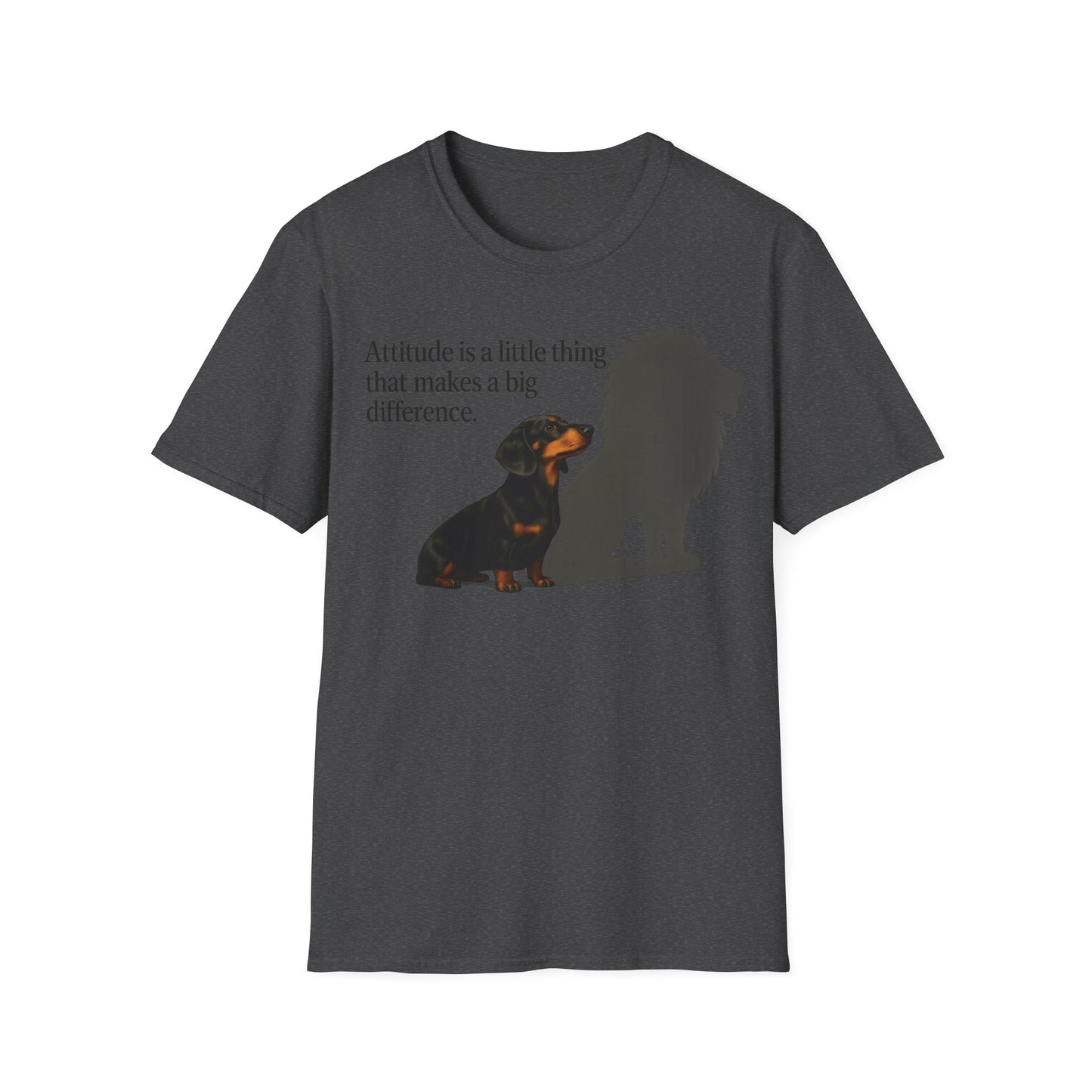 Dackel Shirt mit Spruch – „Attitude is a little thing…“ | Inspirierendes Motiv mit Löwen-Schatten – Lustiges T-Shirt | True Insights – Bild 6