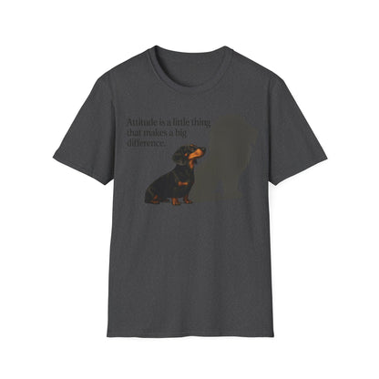 Dackel Shirt mit Spruch – „Attitude is a little thing…“ | Inspirierendes Motiv mit Löwen-Schatten – Lustiges T-Shirt | True Insights – Bild 6