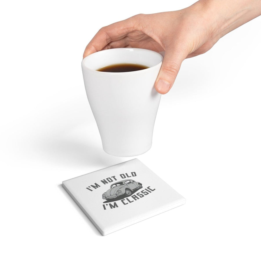 VW Käfer Untersetzer – „I’m Not Old, I’m Classic“ – Lustiger Keramik Coaster mit Kult-Käfer & Korkrückseite-True Insights