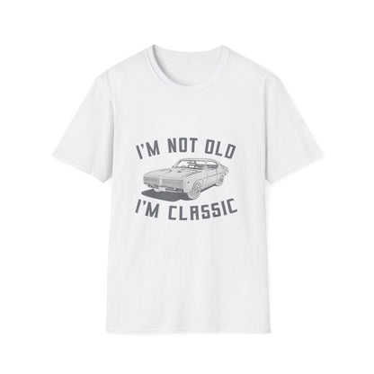 Weißes T-Shirt mit grauem Vintage-Auto und dem Spruch I'm Not Old I'm Classic im Retro-Design von True Insights.