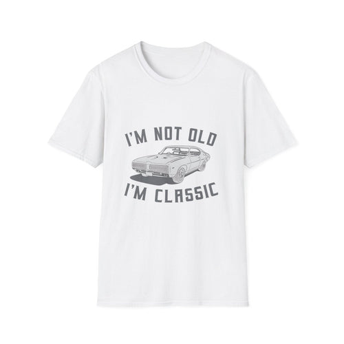 Weißes T-Shirt mit grauem Vintage-Auto und dem Spruch I'm Not Old I'm Classic im Retro-Design von True Insights.