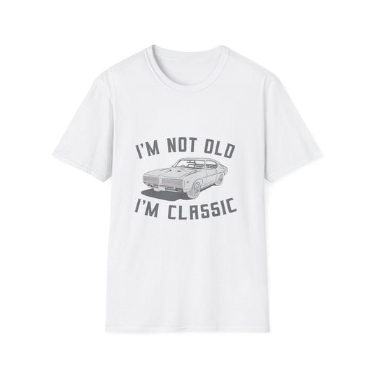 Weißes T-Shirt mit grauem Vintage-Auto und dem Spruch I'm Not Old I'm Classic im Retro-Design von True Insights.