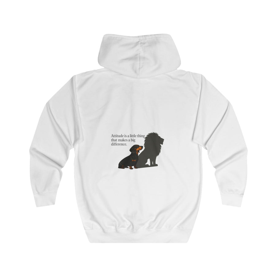 Dackel mit Spruch Zip-Hoodie – „Attitude is a little thing…“ Dackel mit Löwen-Schatten