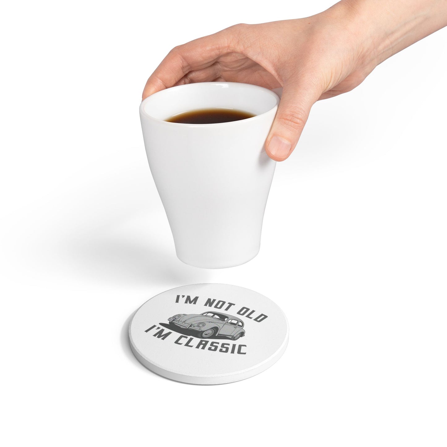 VW Käfer Untersetzer – „I’m Not Old, I’m Classic“ – Lustiger Keramik Coaster mit Kult-Käfer & Korkrückseite