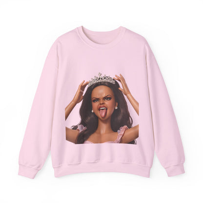 Barbicore Sweatshirt – Freches Doll-Motiv mit Tiara & Zunge raus | Pinkes Puppen-Design für Fans, Ironie & Statement-Fashion