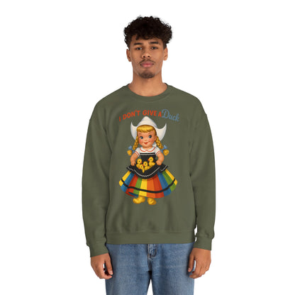 Sweatshirt – I Don't Give a Duck | Nostalgisches Vintage-Mädchen mit Küken – Humorvoll & Originell | True Insights Design mit Humor