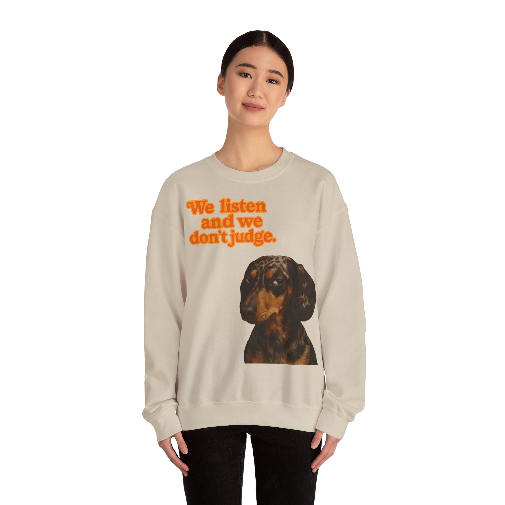 Dackel-Sweatshirt mit Retro-Print & dem Spruch „We listen and we don’t judge.“ Für Hundefans mit Humor – bequem, warm & voller Charakter.