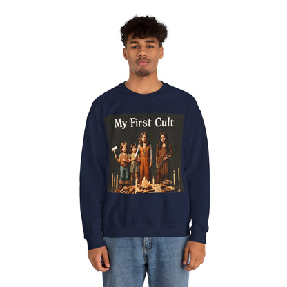 Sweatshirt – Kultig gruselig: „My First Cult“-Sweatshirt – Dark Humor für Fortgeschrittene | True Insights Design mit Humor