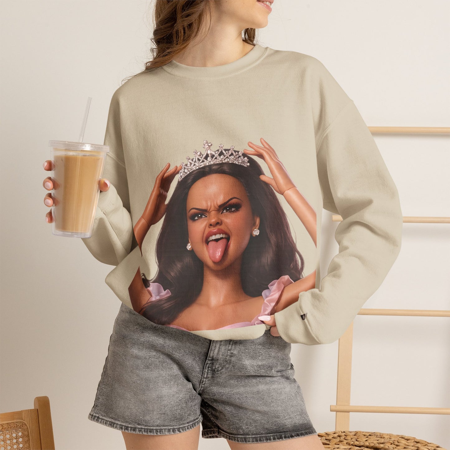 Barbicore Sweatshirt – Freches Doll-Motiv mit Tiara & Zunge raus | Pinkes Puppen-Design für Fans, Ironie & Statement-Fashion