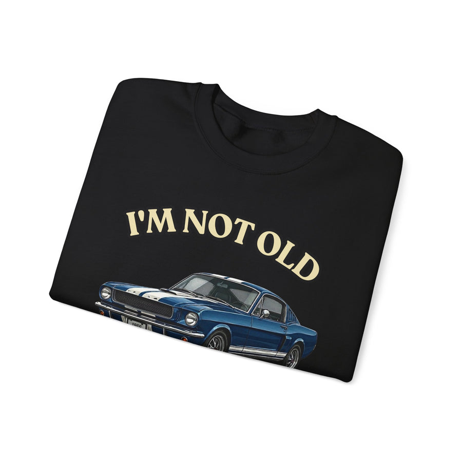 True Insights Sweatshirt Jahrgang 1966 blauer Sportwagen, getragen im Alltagslook